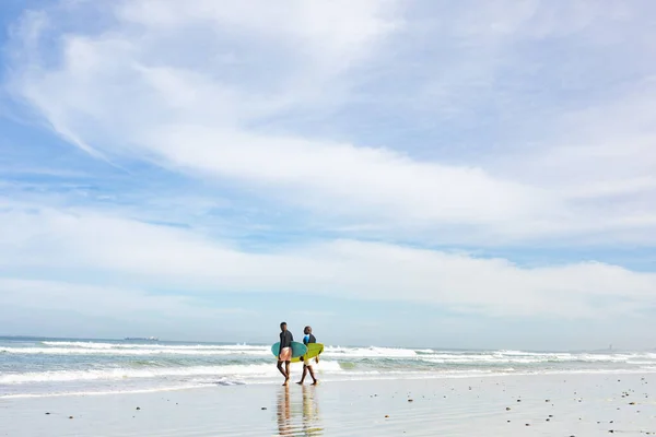 Afroamerikanischer Vater Und Sohn Laufen Mit Surfbrettern Den Wellen Strand — Stockfoto