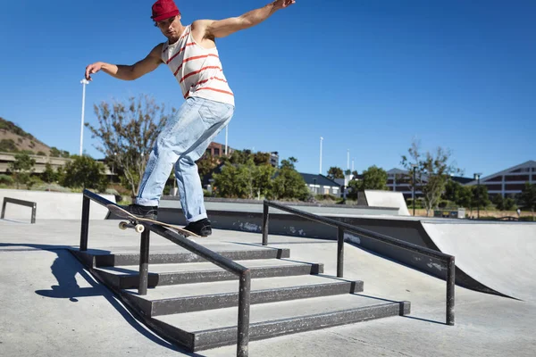Hombre Caucásico Patinando Barandilla Día Soleado Pasando Rato Skatepark Urbano — Foto de Stock