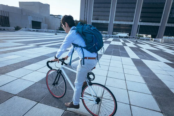 Asiatischer Geschäftsmann Mit Fahrrad Der Stadtstraße Mit Modernen Gebäuden Hintergrund — Stockfoto