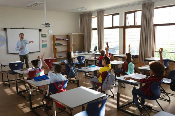 Group Diverse Students Raising Hands Class Elementary School School Education — Stock Photo, Image