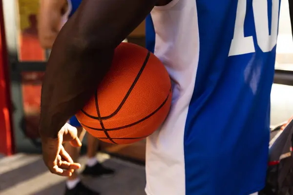Чоловічий Баскетболіст Носить Синій Спортивний Одяг Тримає Баскетбол Спортивне Тренування — стокове фото