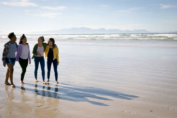 Grupo Feliz Amigas Divertidas Divertindo Andando Longo Praia Mãos Dadas — Fotografia de Stock