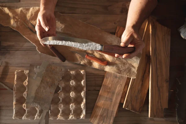 Mãos Fabricante Faca Masculino Caucasiano Oficina Segurando Faca Artesanal Artesão — Fotografia de Stock