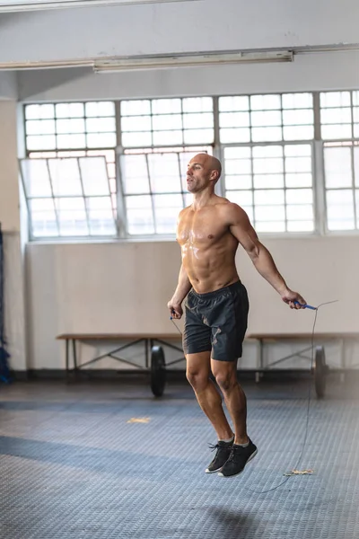 Starker Kaukasischer Mann Der Fitnessstudio Trainiert Seil Hält Und Hüpft — Stockfoto