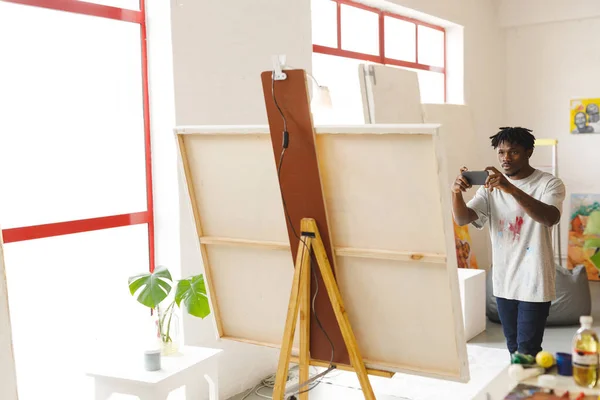 非洲裔美国男性画家在艺术工作室用智能手机拍摄艺术品 艺术家绘画工作室的创作和灵感 — 图库照片