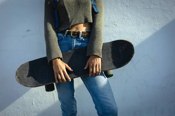 Midtparti Kvinne Med Skateboard Livsstil Som Nyter Fritid Utendørs – stockfoto
