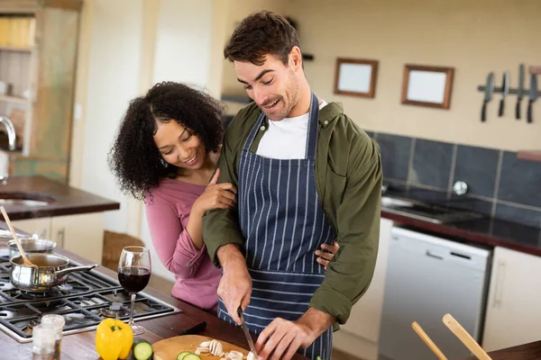 Heureux Couple Diversifié Dans Cuisine Préparant Nourriture Ensemble Hacher Des — Photo