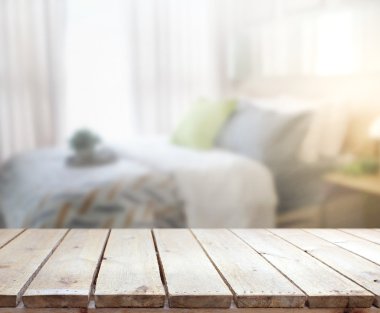 Masa üstü ve bulanıklık arka planda yatak odası