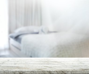 Masa üstü ve bulanıklık arka planda yatak odası