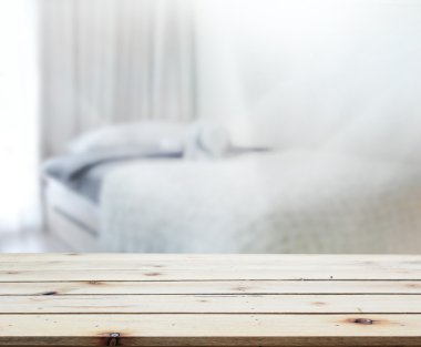 Masa üstü ve bulanıklık arka planda yatak odası