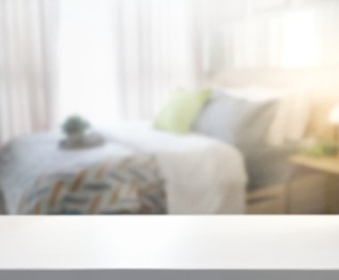 Masa üstü ve bulanıklık arka planda yatak odası