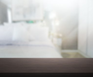 Masa üstü ve bulanıklık arka planda yatak odası