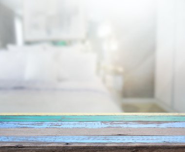 Masa üstü ve bulanıklık arka planda yatak odası
