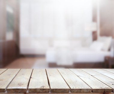 Masa üstü ve bulanıklık arka planda yatak odası