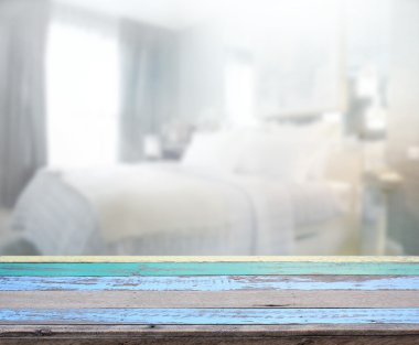 Masa üstü ve bulanıklık arka planda yatak odası