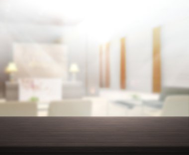 Arka planda Office ahşap masa