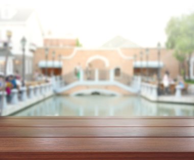 Top masa ve bina, arka plan bulanıklık