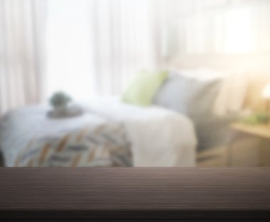 Masa üstü ve bulanıklık arka planda yatak odası