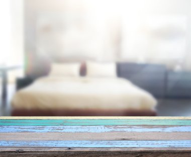 Masa üstü ve bulanıklık arka planda yatak odası