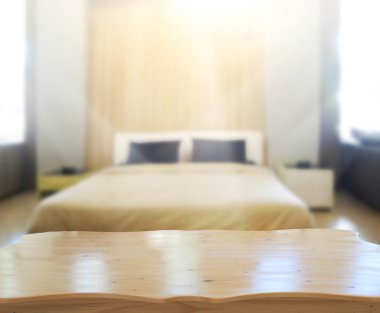 Masa üstü ve bulanıklık arka planda yatak odası