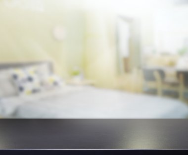 Masa üstü ve bulanıklık arka planda yatak odası