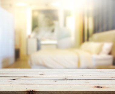 Masa üstü ve bulanıklık arka planda yatak odası