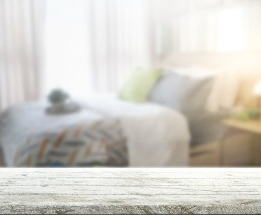 Masa üstü ve bulanıklık arka planda yatak odası