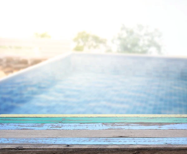 Holz Tischplatte von Hintergrund und Pool — Stockfoto