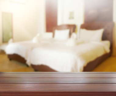 Masa üstü ve bulanıklık arka planda yatak odası