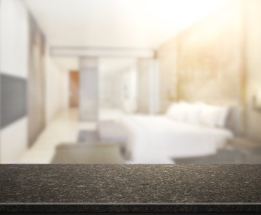 Masa üstü ve bulanıklık arka planda yatak odası