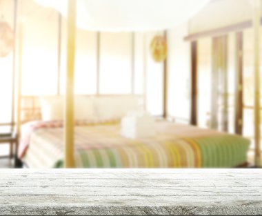 Masa üstü ve bulanıklık arka planda yatak odası