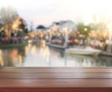 Top masa ve bina, arka plan bulanıklık