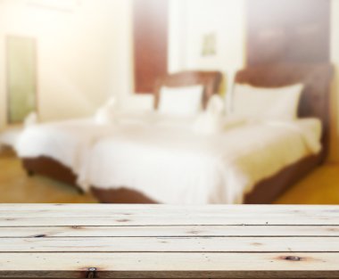 Masa üstü ve bulanıklık arka planda yatak odası