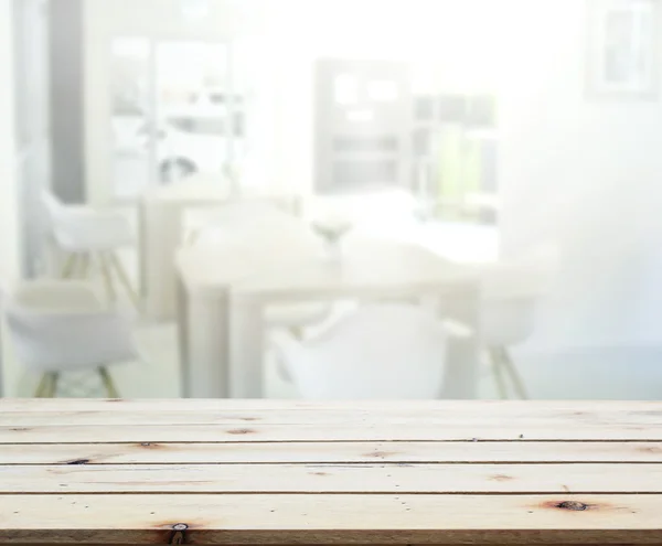 テーブル トップと背景のぼかしインテリア — ストック写真