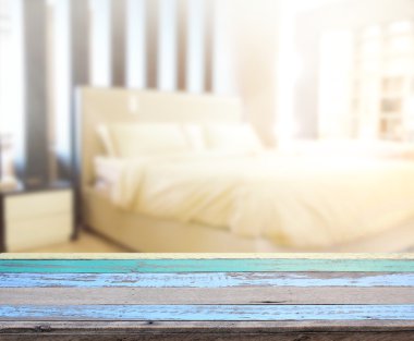 Masa üstü ve bulanıklık arka planda yatak odası