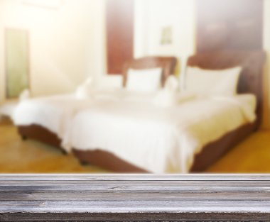 Masa üstü ve bulanıklık arka planda yatak odası