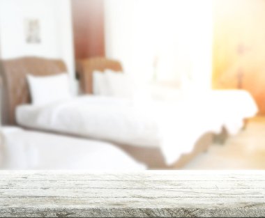 Masa üstü ve bulanıklık arka planda yatak odası