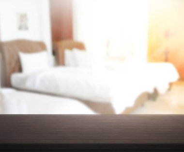 Masa üstü ve bulanıklık arka planda yatak odası