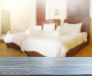 Masa üstü ve bulanıklık arka planda yatak odası