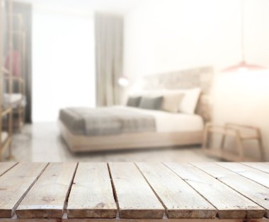 Masa üstü ve bulanıklık arka planda yatak odası