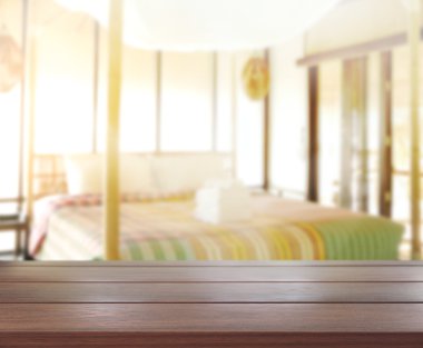 Masa üstü ve bulanıklık arka planda yatak odası