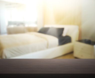Masa üstü ve bulanıklık arka planda yatak odası