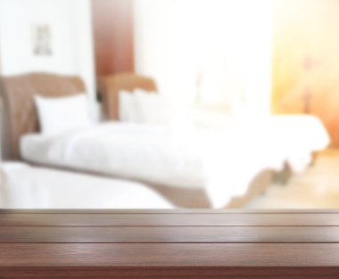 Masa üstü ve bulanıklık arka planda yatak odası