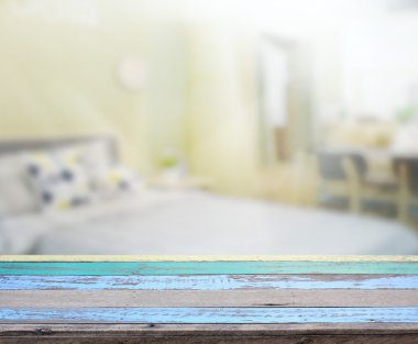 Masa üstü ve bulanıklık arka planda yatak odası