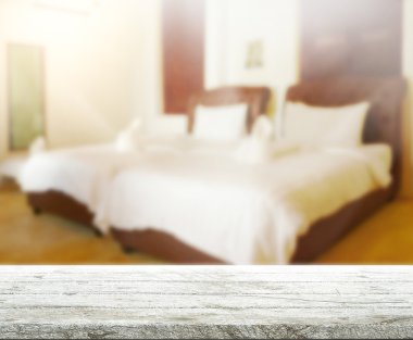 Masa üstü ve bulanıklık arka planda yatak odası