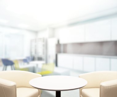 Arka planda Office ahşap masa