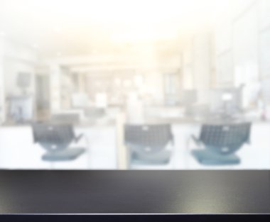 Arka planda Office ahşap masa