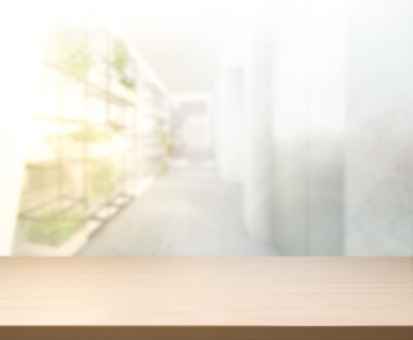 Arka planda Office ahşap masa