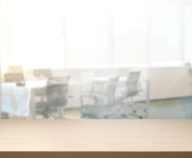 Arka planda Office ahşap masa