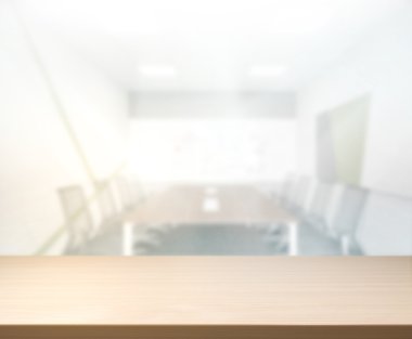 Arka planda Office ahşap masa